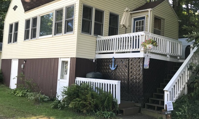 Ludington Cottage | LUCY'S LOFT - Way better than a motel!