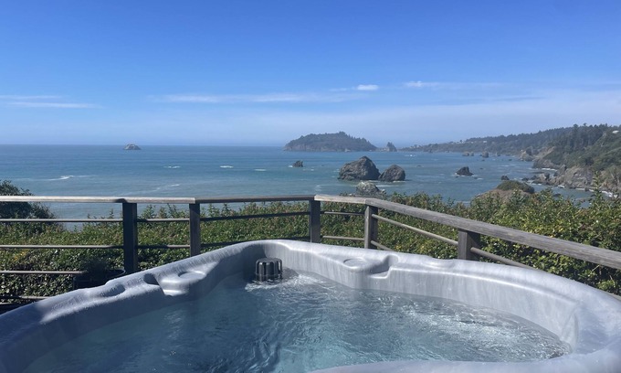 Westhaven-Moonstone Cabin | Luffenholtz Surfside Cabin~Romantic Hot Tub