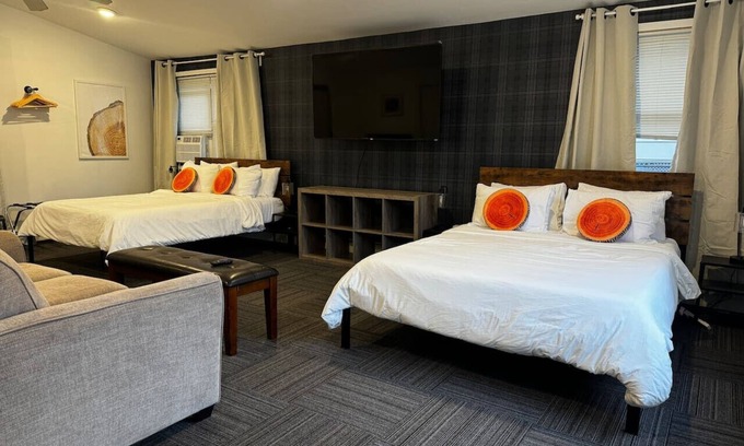 Balsam Lake Hotel | LumberJill Lodge #10 | 3 Bed Suite | Full Kitchen