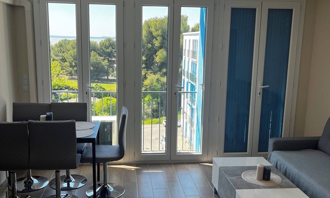 Vitrolles Apartment | Luminous apartment with view of the lake - Refurbished, close to the airport (sleeps 6)