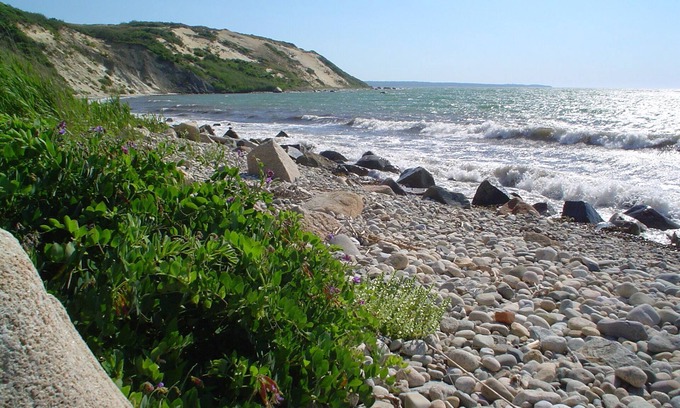 Chilmark House | Luminous rural retreat with spectacular ocean views.