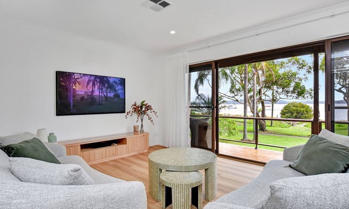 Corlette House | Luna - Absolute Beachfront