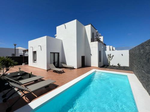 Playa Blanca Villa | Luna Blanca - Modernes Ferienhaus mit privat Pool & WLAN