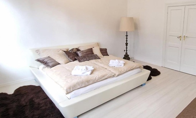Krefeld Apartment | Luna City-Apartment 80qm 2 Zimmer 2 Bäder 20km Messe Airport