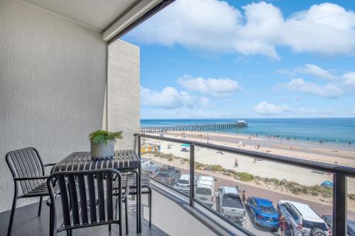 Henley Beach Apartment | Luna's Lookout: Esplanade Henley Beach