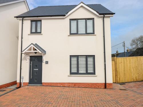 Kilgetty House | LunaRoxx, 6 Meadow Gardens, Kilgetty