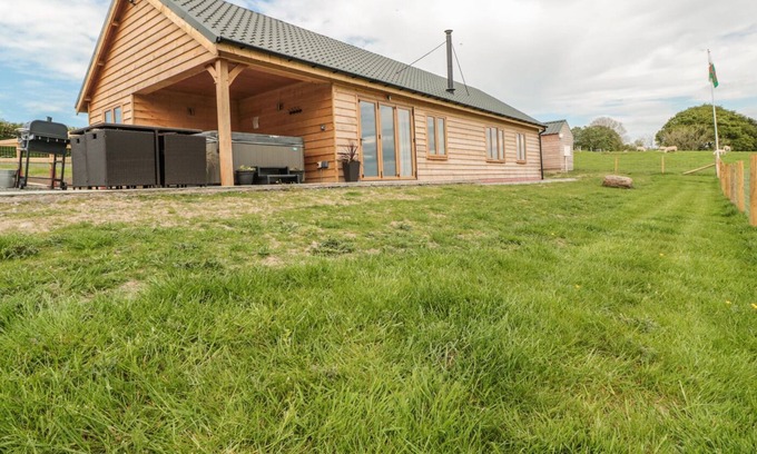 Builth Wells House | LUNDY LODGE - BEGWYNS VIEW, pet friendly, with hot tub in Hay-On-Wye