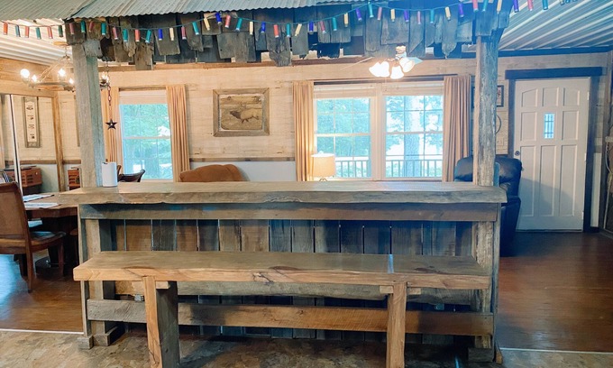 Scottsboro House | LUNKER BUNKER – Fisherman’s Retreat with Boat Parking, Game Room & Lake Views