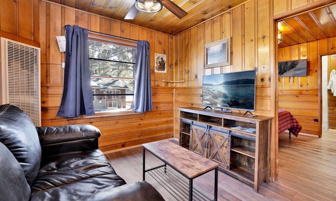 Patton Cabin | Lupine Lakeside Family Cabin at Shore Acres Lodge