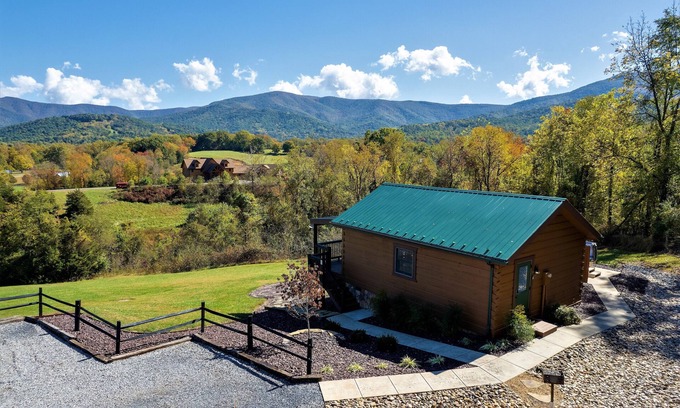 Stanley Cabin | LURAY Couples Mountain Log Cabin #10 Fireplace Hot Tub Near Shenandoah Park