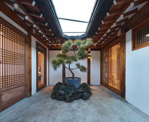 Gahoe-dong Apartment | Lurury Hanok Stay Reflection