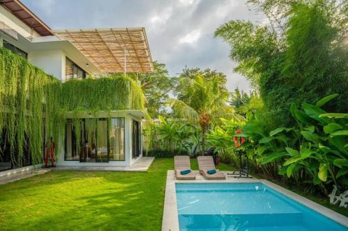 Batu Bolong Villa | Lush 3 BR enclose living room next to Canggu beach