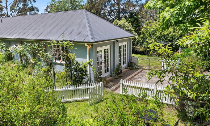 Colo Vale Apartment | Lush and Charming Country Escape, Stunning Gardens