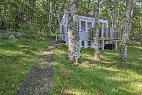 Edgecomb Apartment | Lush Edgecomb Studio Cottage with Fire Table!