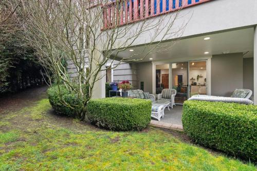 Bainbridge Island House | Lush Garden Home - Private Gym & Ferry Access