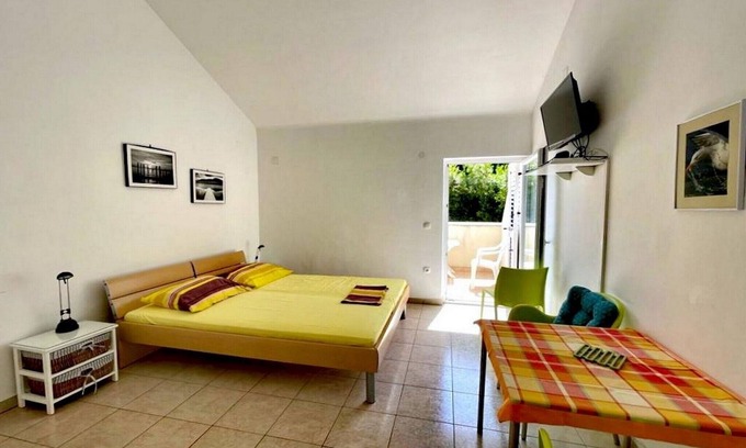Molat Apartment | Lush studio apartment by the beach