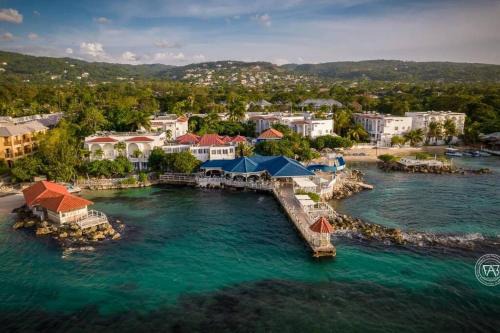 Runaway Bay Apartment | Lush Tropical apartment located in a 4-star resort