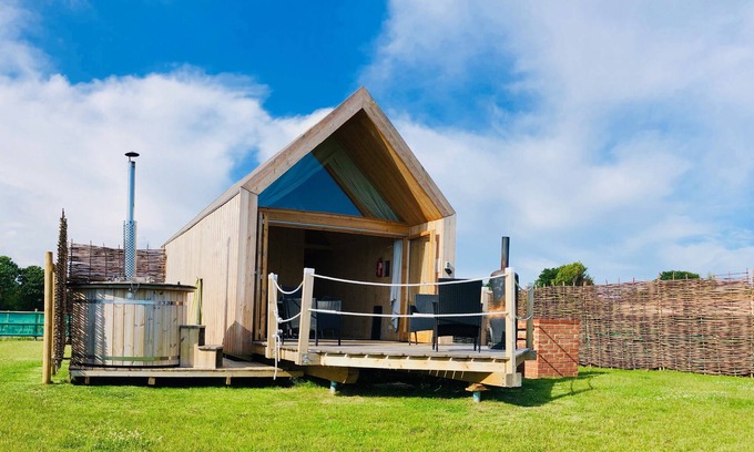 Brightlingsea Cabin | Lushna Mezzannine at Lee Wick Farm - 3 adults max or 2 adults & 3 kids