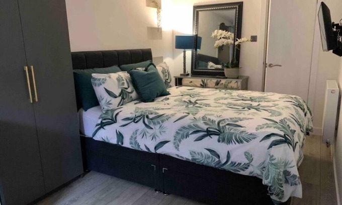 Salford Apartment | Lux 1B Studio Salford nr Salf Royal, McrCC, Coop Live, RHS, Old Traff, SalfQuays