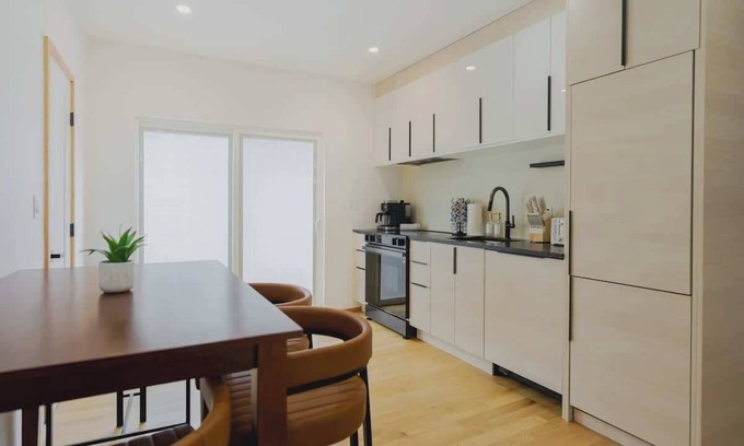 Central-Maverick Square - Paris Street Apartment | Lux 3BD Minutes Walk to Airport