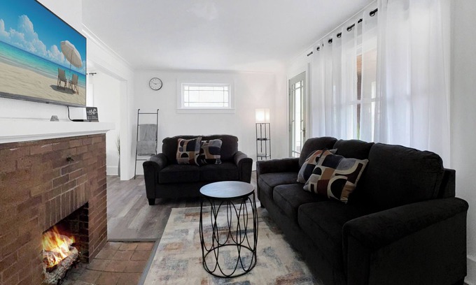 Rochester House | Lux 3BRKing Bed Parking Near UofR & Airport 1.5 BA