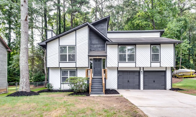Johns Creek House | Lux 4BR Retreat: 86" Smart TV, 3BT, Deck & Grill in Alpharetta