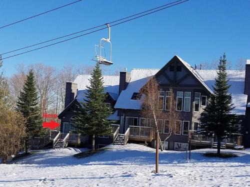 North Troy House | Lux 5BR 4BA SV125 SKI In Out, 18-hole Championship Golf Course, Water Park, pet friendly