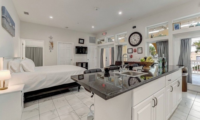 Crescent Beach Apartment | LUX Beach Studio|3-min to Beach