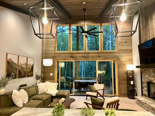 Mineral Bluff House | Lux Blue Ridge Cabin, Hot tub, Swing, PingPong!
