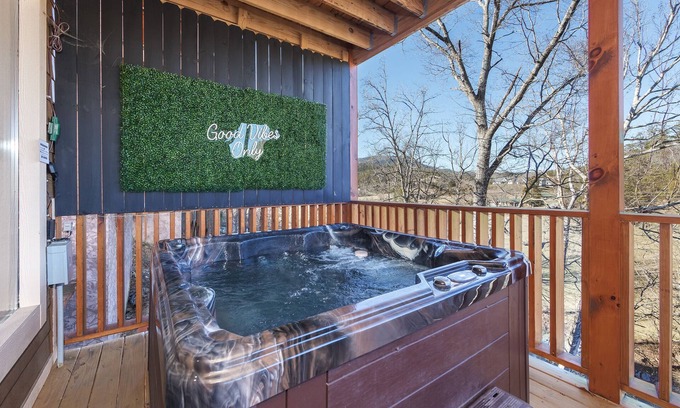 Gatlinburg - Pigeon Forge House | Lux cabin near strip 5 Bdrm + King & Hot Tub - 44