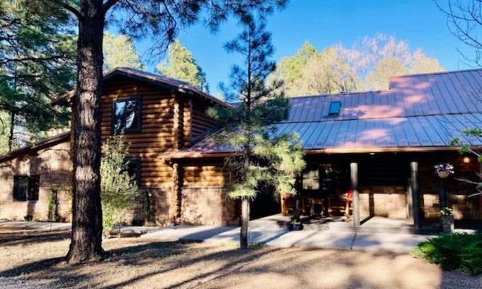 Flagstaff House | LUX Cabin on 6 beautiful acres. BEST IN FLAGSTAFF! Large groups welcome!