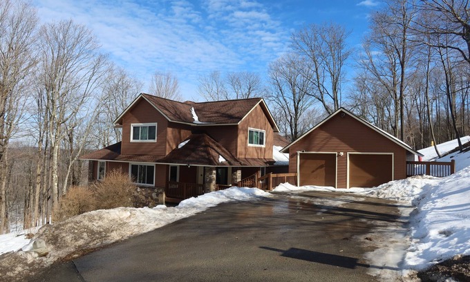 Hidden Valley House | Lux Cabin w/hot tub, playground, game room, bb court,walking trail, resort pool