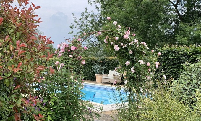 Broadway House | Lux Cotswold Old Rectory & superb gardens, pool, tennis, for holidays & weddings