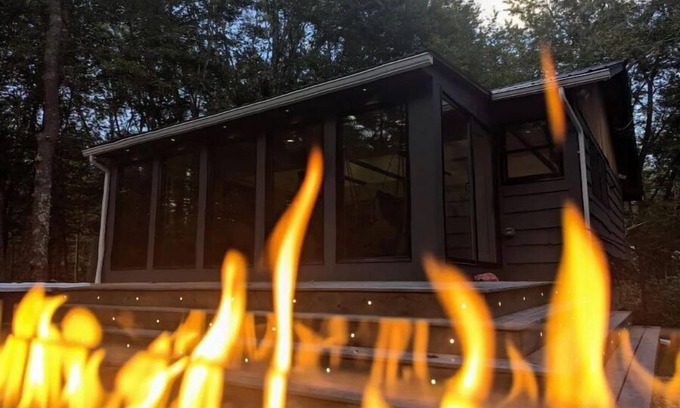 South Casco House | LUX Designer Private Waterfront Crooked River SEBAGO