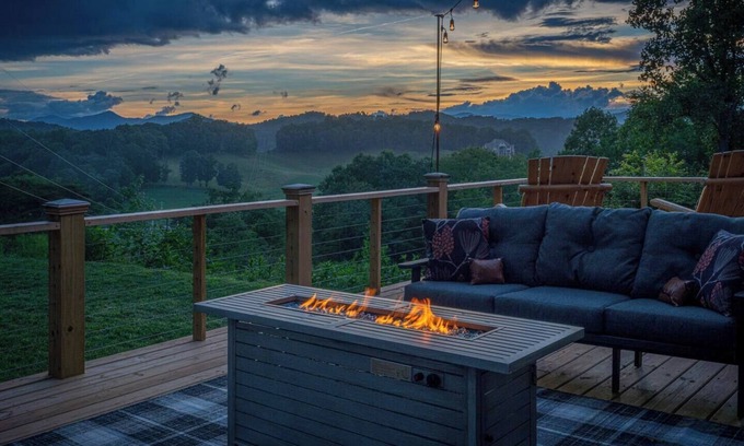 Clyde House | Lux, fam-friendly Mount Home Close to AVL/WVL Yard