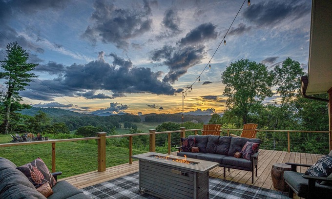 Clyde House | Lux Family Friendly Mount. Home Close to Asheville and, WVL, Skiing! Large Yard