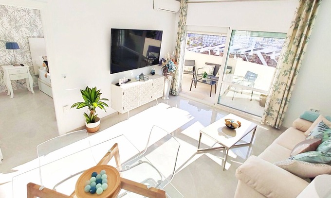 Benalmadena Costa Apartment | LUX. Frontbeach, 5 POOLS. Terrace, TV 65'-2 B.C. 4 ppl. WIFI. Netflix.