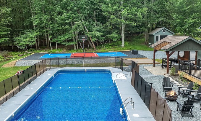 Canadensis House | LUX Heated Pool, Pickleball, Arcade, Hot Tub, Sauna