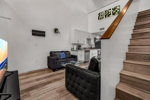 Wilshire Apartment | Lux Hollywood Loft 1BR with Balcony & Private Parking 10 Min to Downtown LA