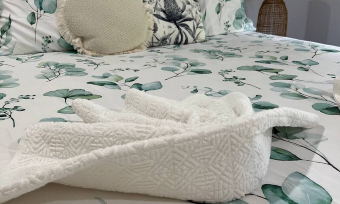 Bundaberg South House | Lux in Bundy! - Wifi, A/C, Netflix/Disney+. You home away from home!
