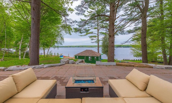 Buckhorn Cottage | LUX Lakefront: Sleeps18+Pickleball+HotTub+Sauna+Gym+Arcade+Basketball+Volleyball