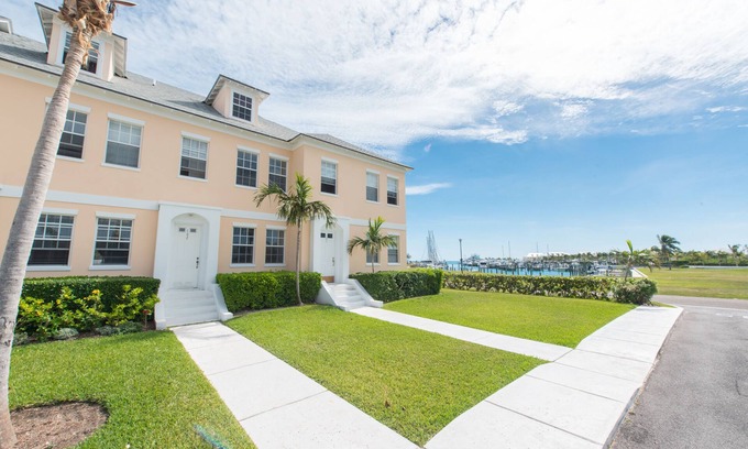 Palm Cay House | LUX LG 4BR Palm Cay-Gated Resort~Pool~Beach~Tennis~P&Play~H.Chair~Stroller!