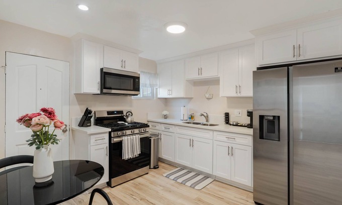 Los Angeles Condo | LUX LOS ANGELES GEM WITH SUNSET VIEWS ☀️
