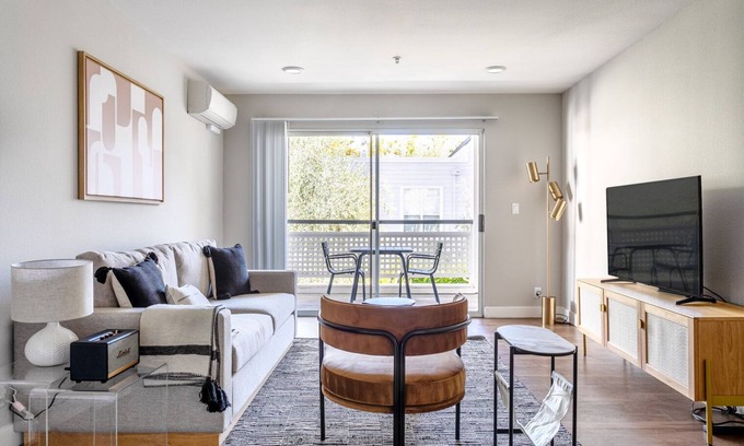 Old Mountain View Apartment | Lux Mountain View 1BR w/Gym, Pool, Parking, near Transit, by Blueground