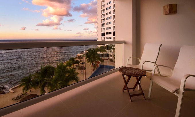 Zona Hotelera Norte Condo | Lux Ocean View at Peninsula Grand 3A