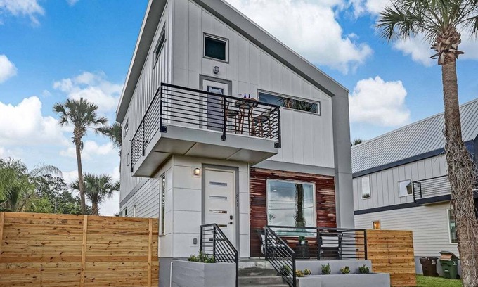 Lincolnville House | LUX Riberia – 311 | 12-min walk to Historic DTN