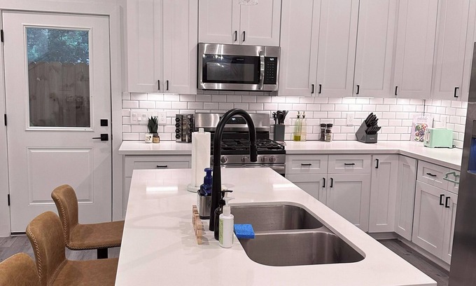 Kempwood House | Lux Rustic 3BR Family Townhouse Near DT/Galleria/Airport and More!