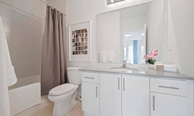 Oakville House | Lux Townhouse Family friendly in Upper Oakville