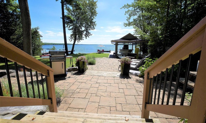 Bobcaygeon House | Lux*Waterfront*Bobcaygeon*Weedfree*Boat dock
