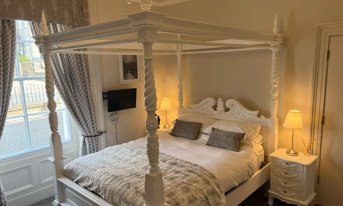 Ayr Apartment | LUXAYR entire home 5 bedrooms nr beach, golf and town
